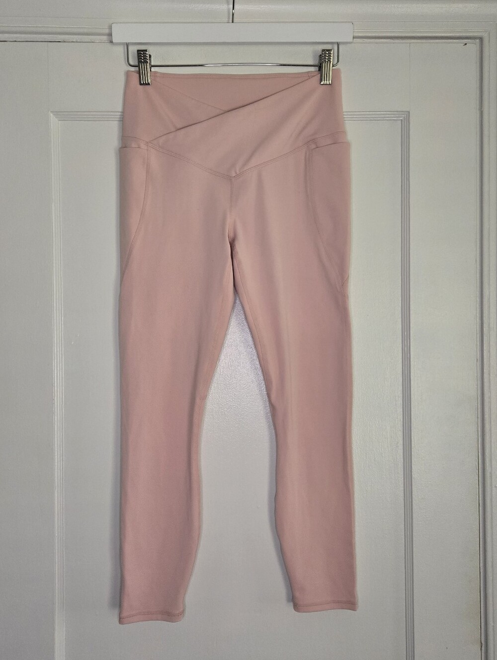 Fabletics Light Pink Capri Leggings with Crossover Front & Side Pockets Women S